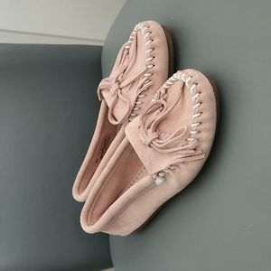 Womens Minnetonka leather moccasins/slippers